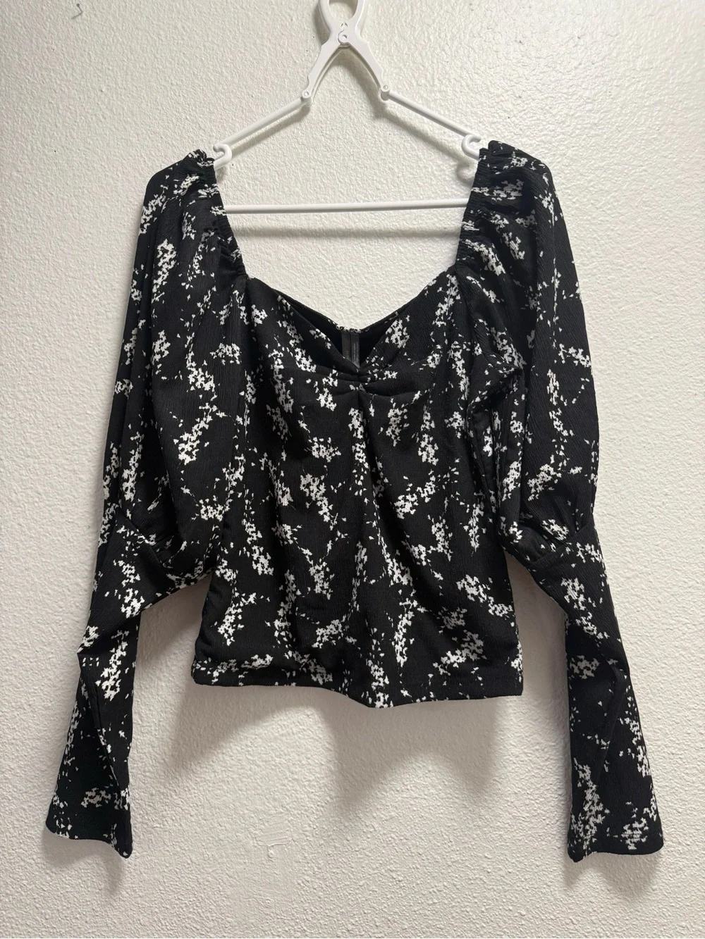 Anthropologie cropped blouse size S siBlack and White Floral Puff-Sleeve